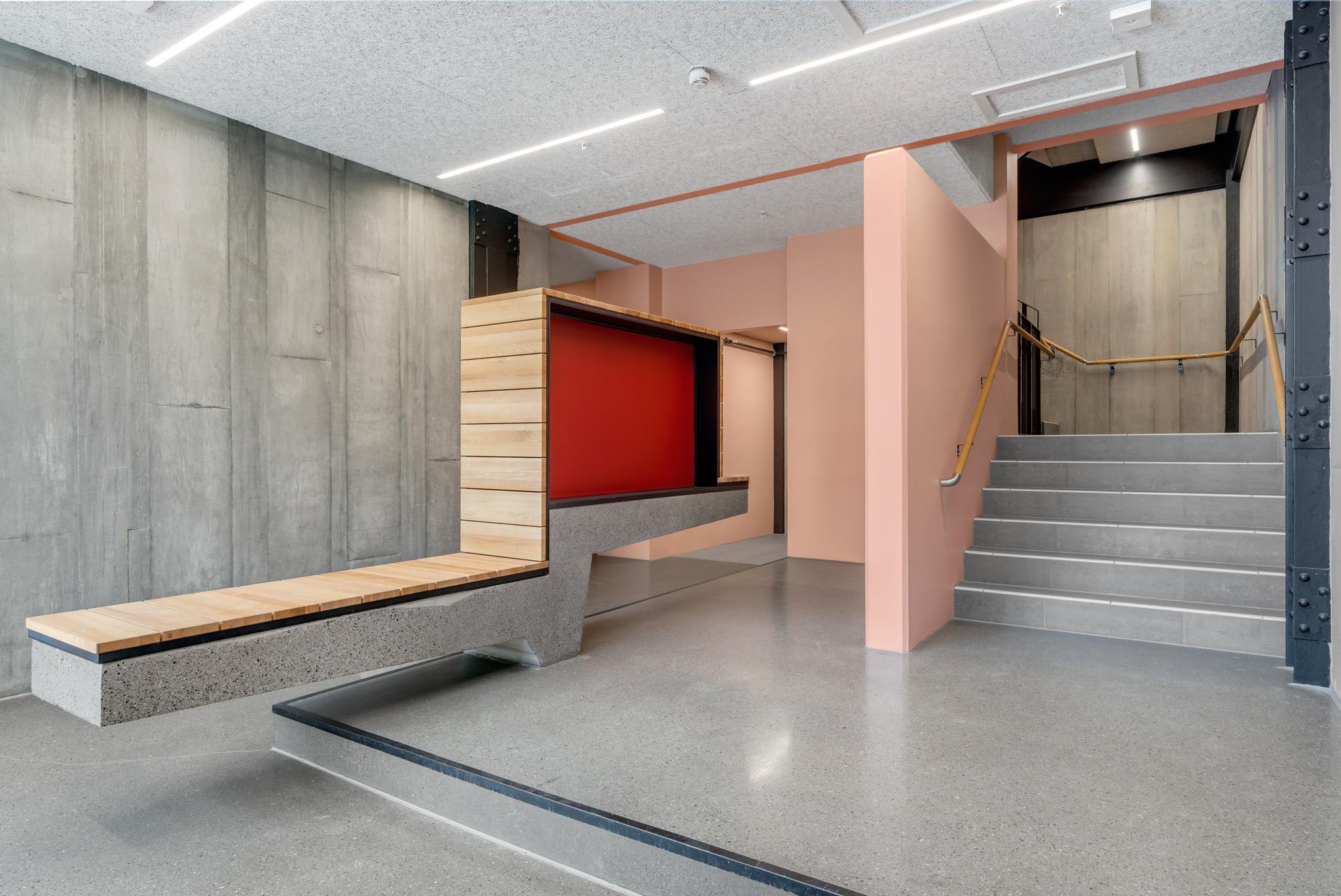 Moderne fellesareal som møter deg når du kommer inn i bygget.

